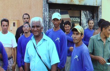 Trabalhadores de construtora protestam em frente escritório e alegam atraso de salário – Vídeo