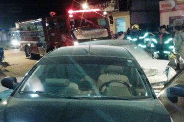 Idoso com suspeita de embriaguez colide em dois carros parados