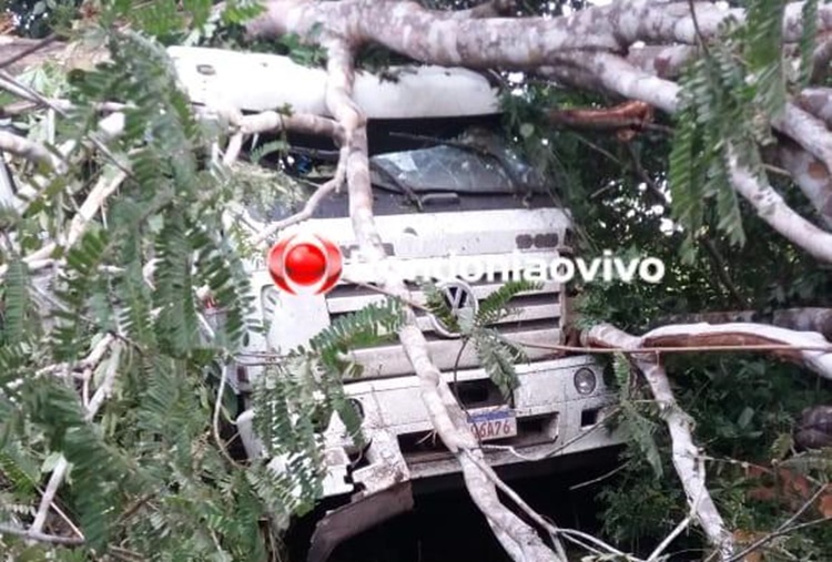 URGENTE: Empresário morre após caminhão cair em ribanceira na BR-364