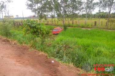 Motorista perde o controle e cai em ribanceira na BR-364 