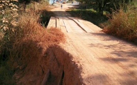 Passados quatro meses, cratera formada em margem ainda não foi tampada