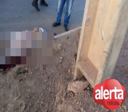 Jovem morre ao perder controle de moto e colidir com poste 