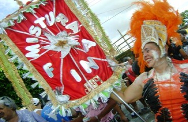 Bloco Mistura Fina desfila com sucesso na virada do ano