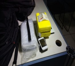 CAIU - Dupla é presa com carro roubado e dois quilos de cocaína 