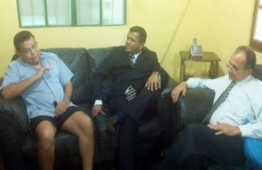 Chefe da Casa Civil do Governo de Rondônia visita em casa jornalista que sofreu tentativa de homicídio