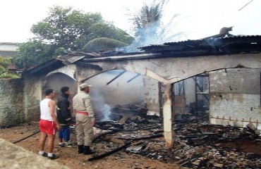 INCÊNDIO – Criança atea fogo em sofá, causa incêndio e destrói residência – Confira vídeo e fotos