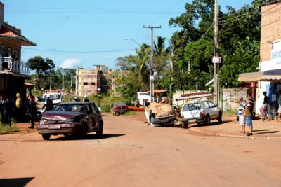 Motorista avança cruzamento e provoca acidente com capotamento