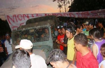 REVOLTA - População de Monte Negro bloqueia BR 421 isolando região, viatura do Exército tenta forçar passagem - Fotos