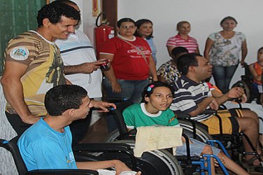 Lindomar Garçom entrega micro-ônibus adaptado para cadeirantes da Casa Família Roseta  