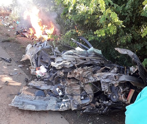 FRONTAL: Trágico acidente entre carreta e carro deixa motorista morto na BR-364