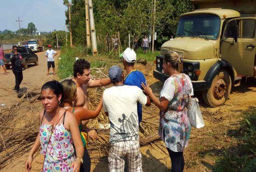 Trabalhador surta e tenta furar bloqueio de esposas de apenados - VIDEO