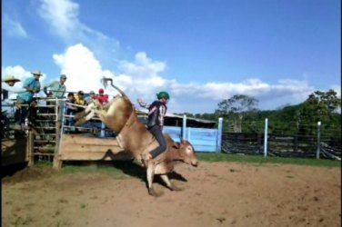 Jovem de 18 anos cai de touro em Cerejeiras e perde baço em cirurgia