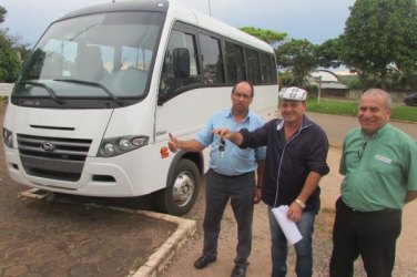 Grupo de idosos recebe micro-ônibus