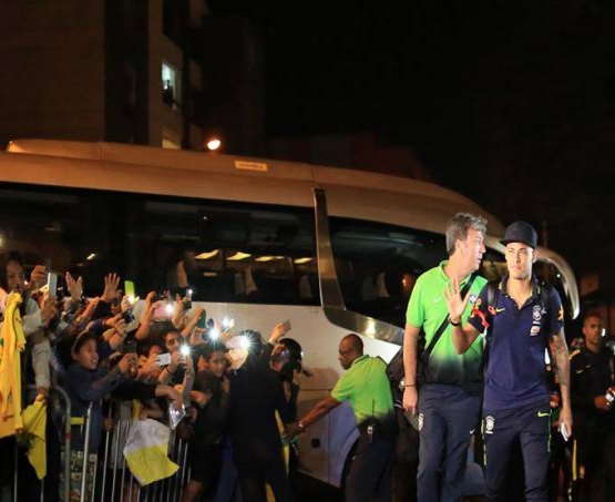 Seleção é recebida com festa na chegada ao Peru