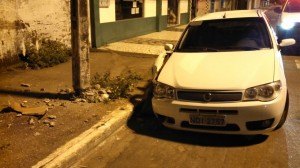 Motorista bate em poste e abandona carro