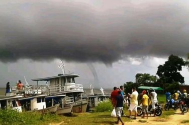 Moradores registram tromba-d'água no Amazonas 