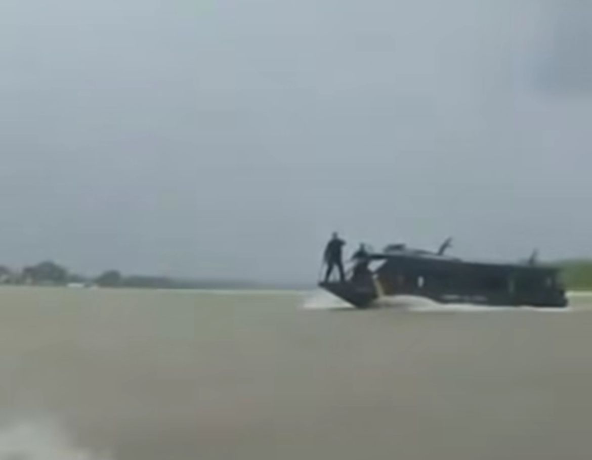 VÍDEO: Marinha faz abordagem a embarcação boliviana 'PEC PEC'