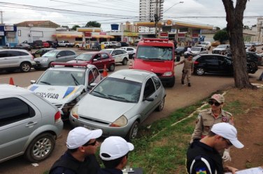 AZAR - Motorista avança preferencial e bate em viatura da PM
