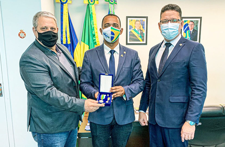 MEDALHA: Casa Militar concede honraria ao deputado Jhony Paixão