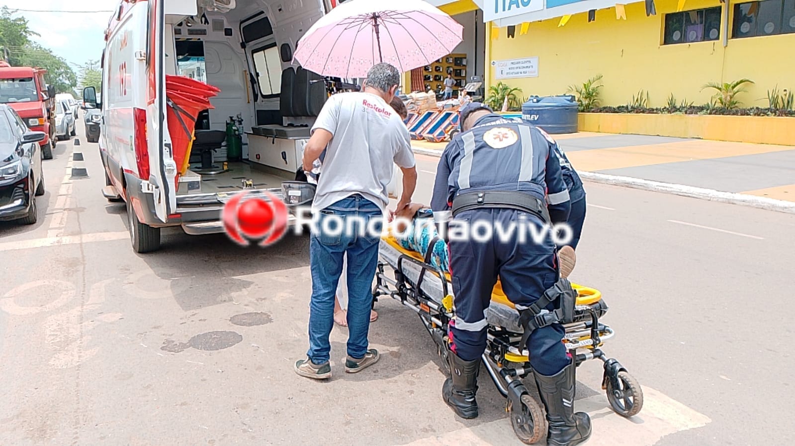 AVANÇOU: Acidente entre moto e caminhonete deixa mulher ferida em semáforo 