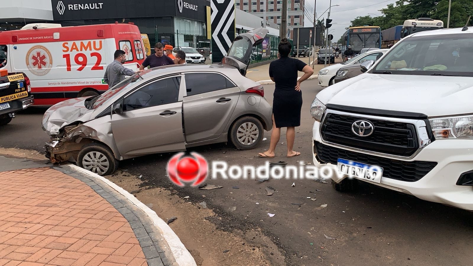 URGENTE: Forte colisão entre veículos deixa motorista ferido na Jorge Teixeira 