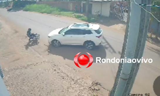 ASSISTA: Vídeo registra acidente entre carro e moto na frente de condomínio 