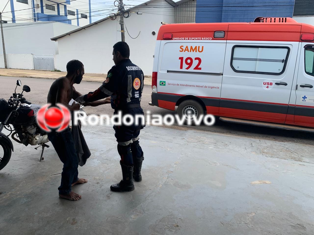 DORMINDO: Homem é espancado na calçada de comércio no Centro 