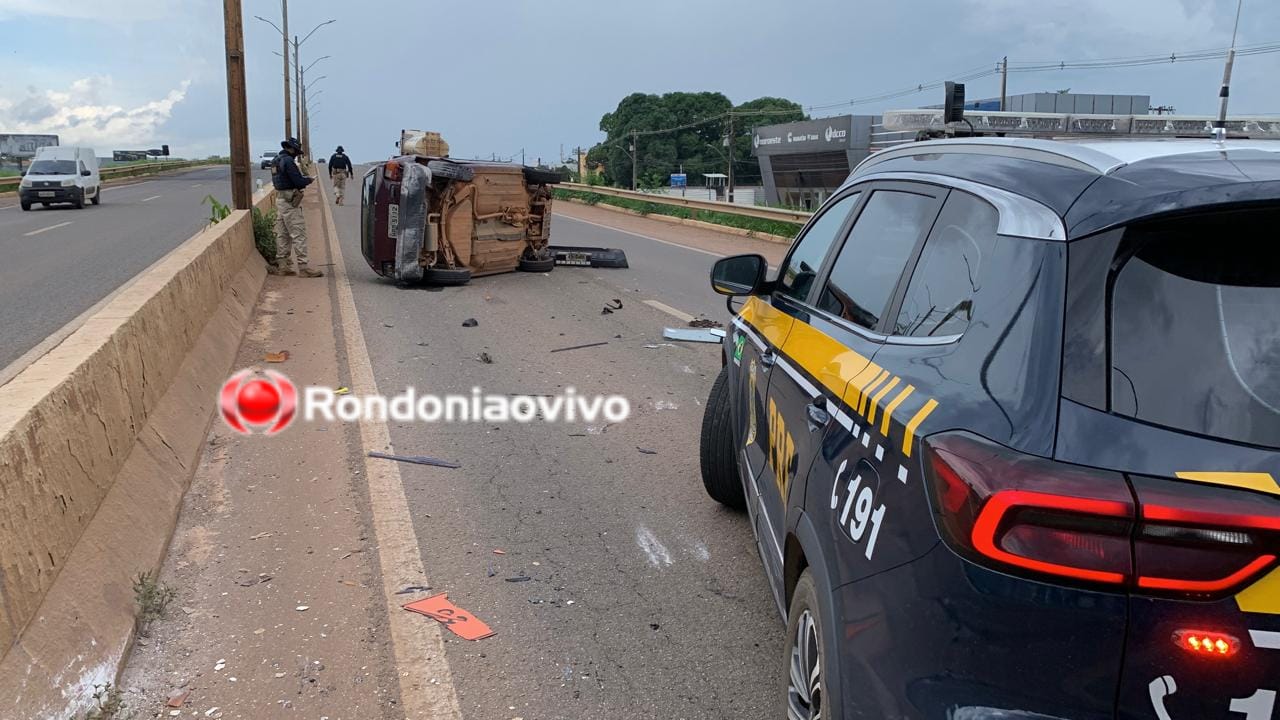 NO VIADUTO: Carro capota após colidir com caminhão na BR-364 