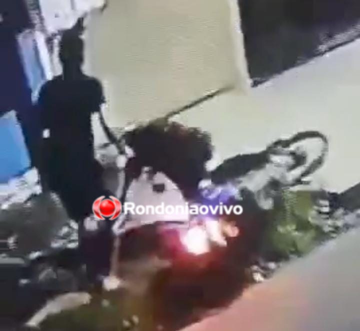 VÍDEO: Vítima reage, derruba criminoso de moto, mas não impede roubo 