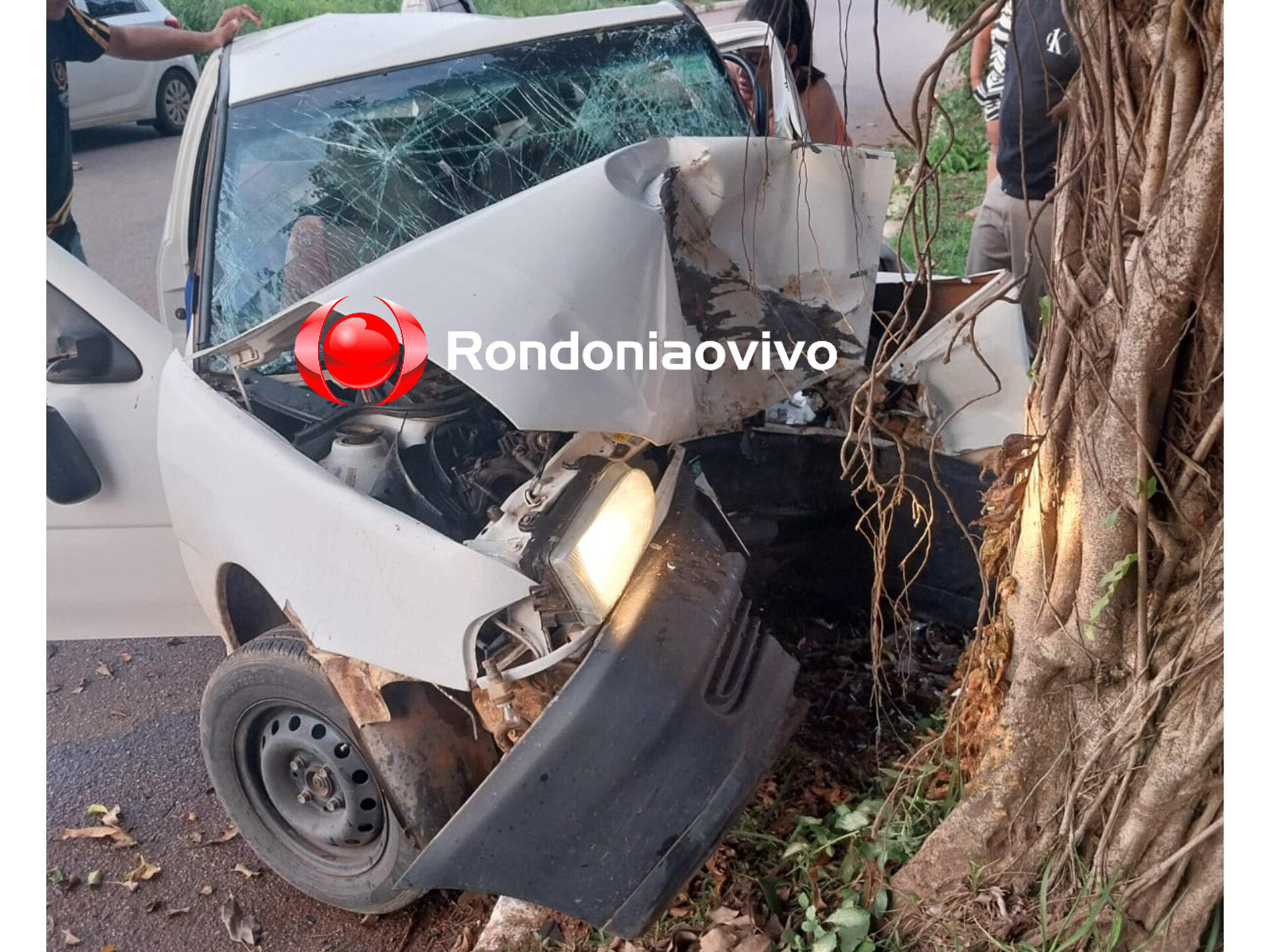 GRAVÍSSIMO: Motorista fica preso nas ferragens após carro bater em árvore 