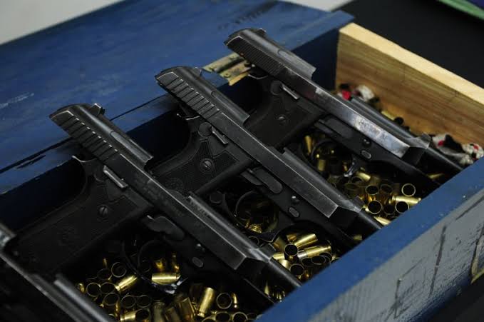 DESARMADO: Empresário tem duas pistolas subtraídas na frente de comércio 