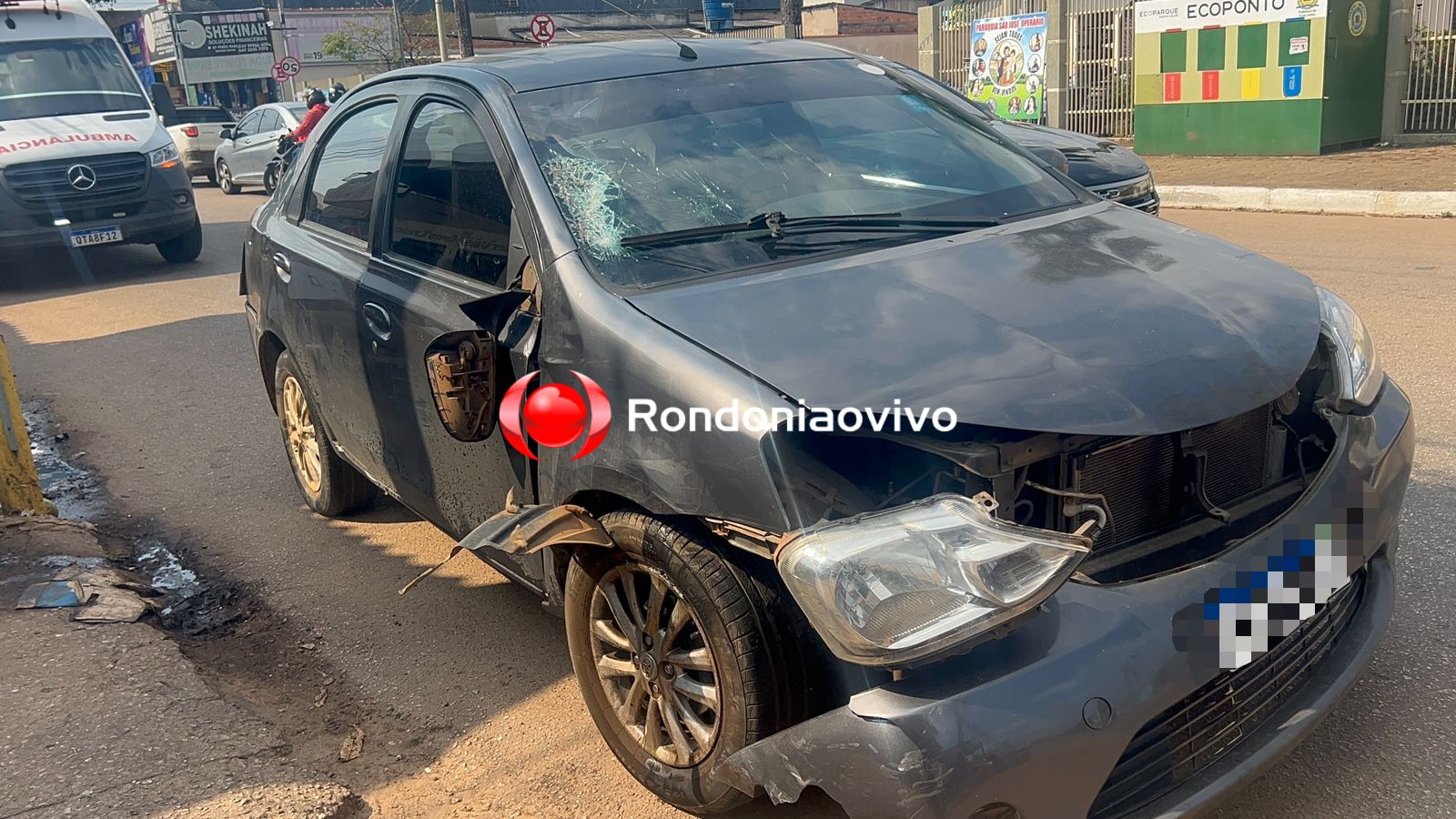 VÍDEO: Idoso fica gravemente ferido ao ser atropelado por carro