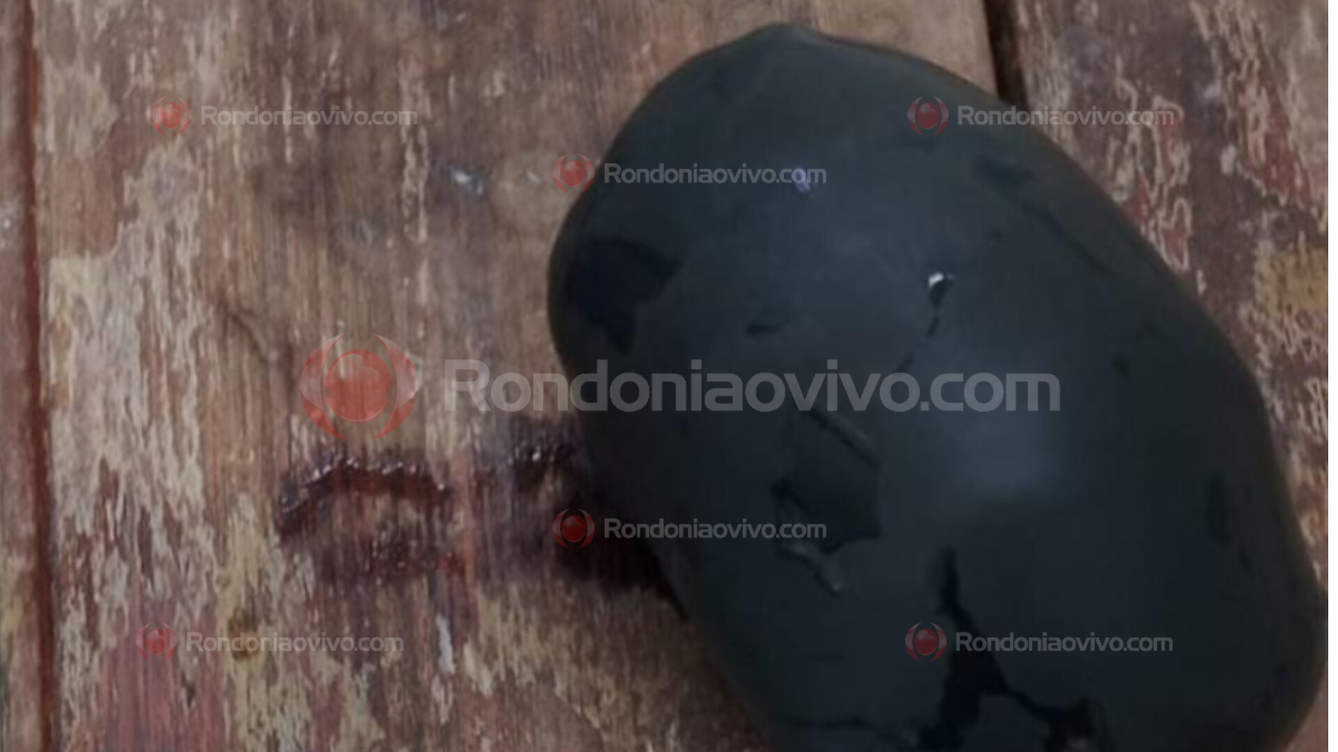 MAIS UMA: Mulher com dois filhos é flagrada levando drogas para o marido no 603