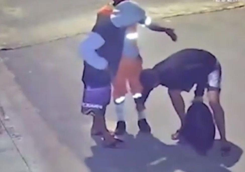 LATROCÍNIO TENTADO: Gari é ferido e roubado por quatro criminosos ao sair do trabalho 