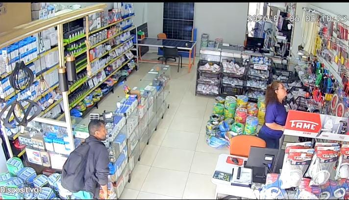 VÍDEO: Ladrão de rolo de fio é flagrado agindo em loja de material de construção 