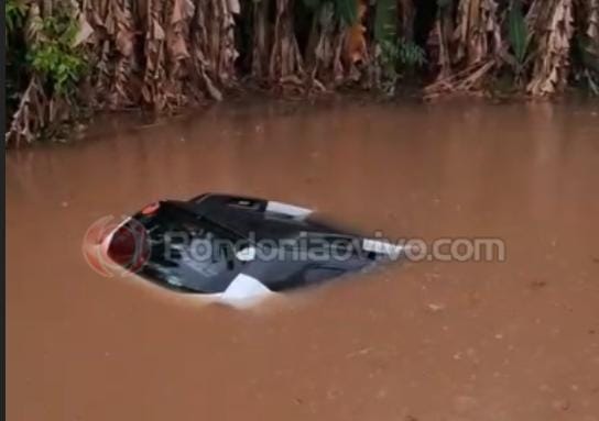VÍDEO: Carro é arrastado por enxurrada durante forte chuva
