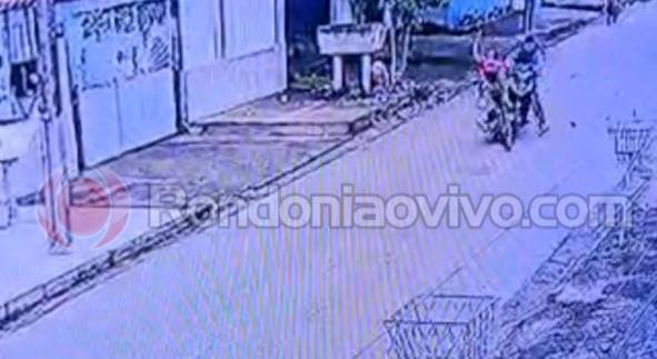 VÍDEO: Criança e pai ficam feridos após motociclista sair de uma vez de garagem 