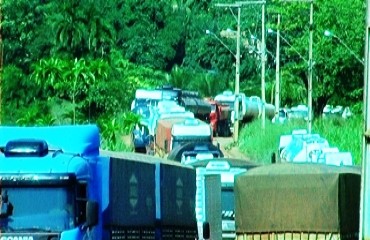 PROTESTO VI - Moradores do Nacional mudam ponto de bloqueio da Estrada do Belmont por causa de atos de vandalismo - Fotos e vídeo