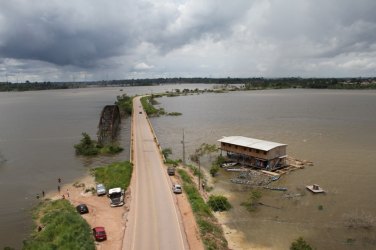 Ministro sobrevoa regiões alagadas em RO
