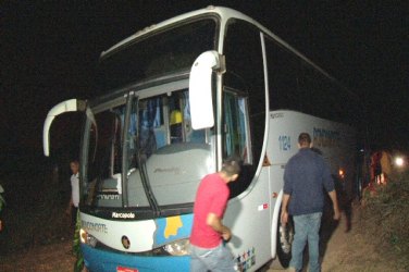 Bando fortemente armado sequestra ônibus com passageiros na capital
