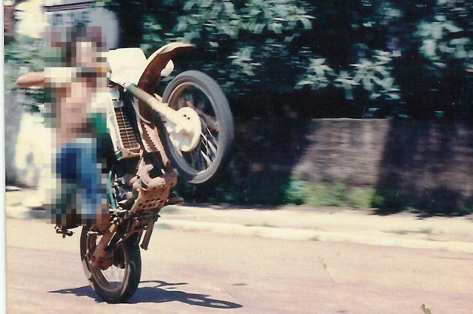 ABUSADO: Jovem é preso ao empinar moto e avançar sinal na frente da polícia