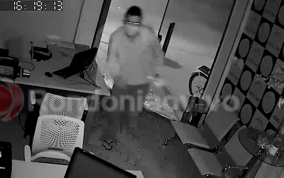 ASSISTA: Bandido é flagrado arrombando autoescola na zona Leste de Porto Velho