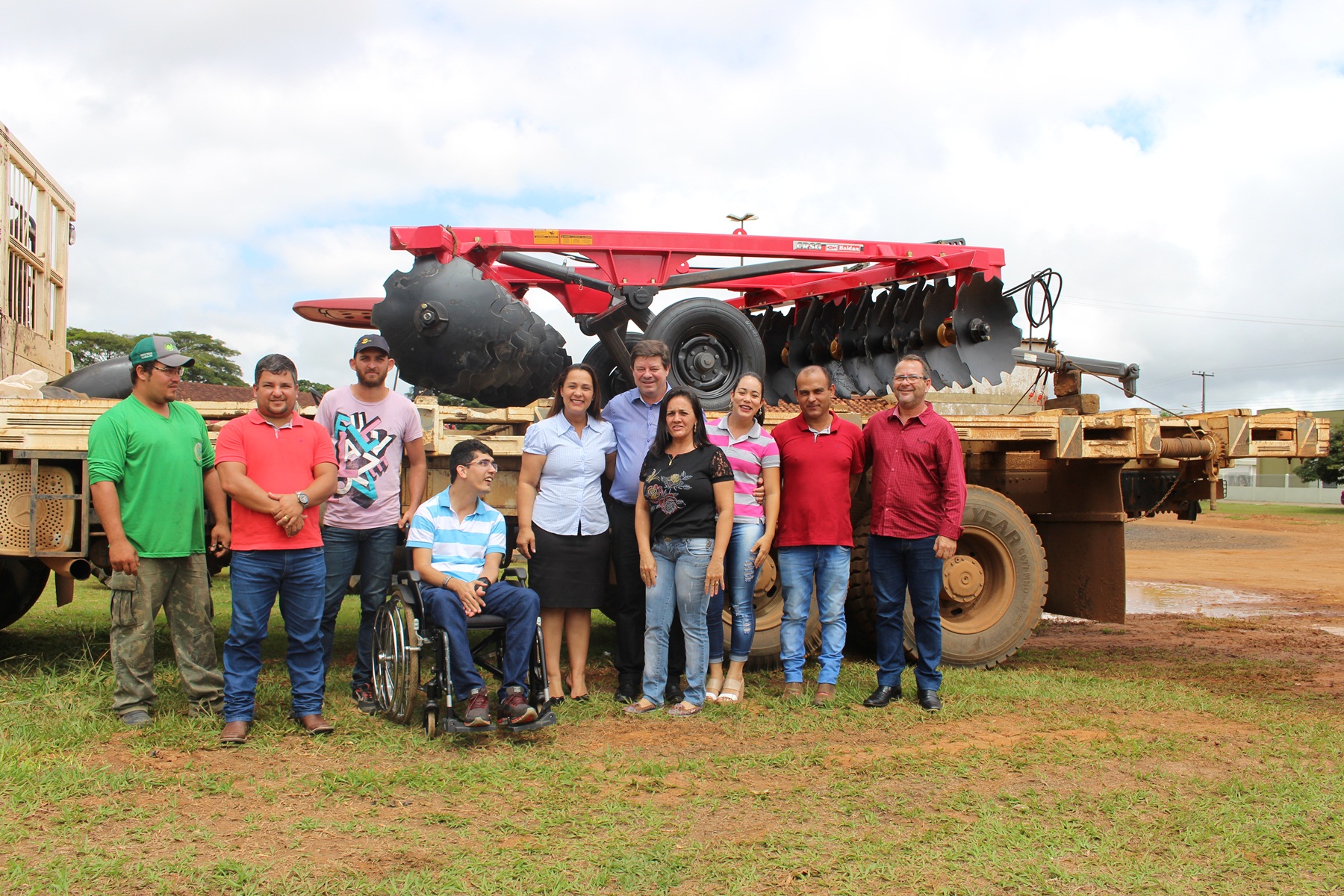 Deputada Rosangela Donadon entrega grade aradora à Semagri