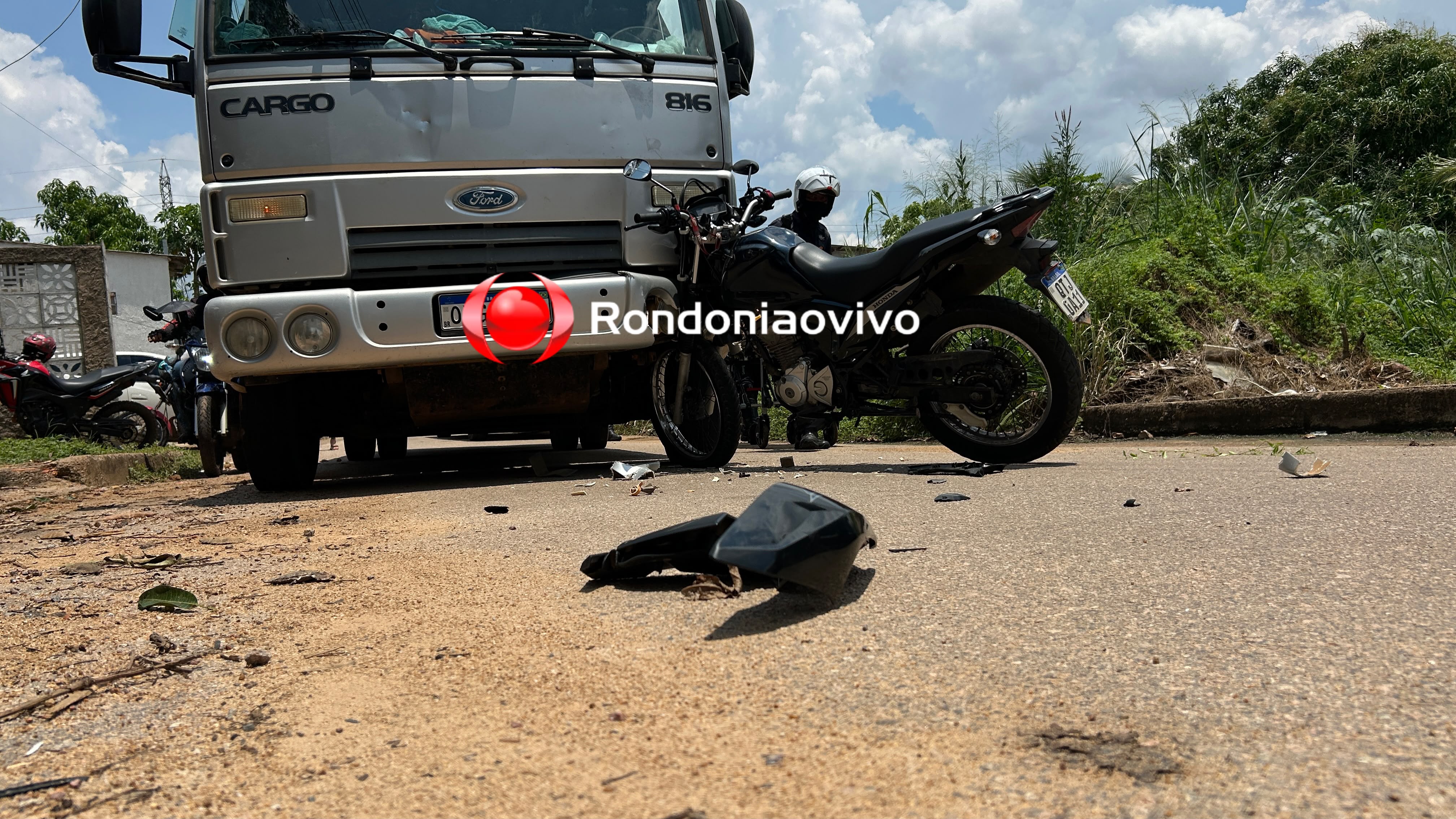 URGENTE: Motociclista fica gravemente ferido ao bater de frente com caminhão