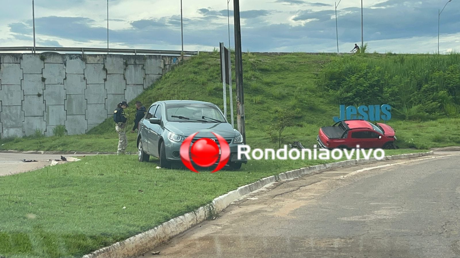 VÍDEO: Forte batida entre carros é registrada no viaduto em Porto Velho