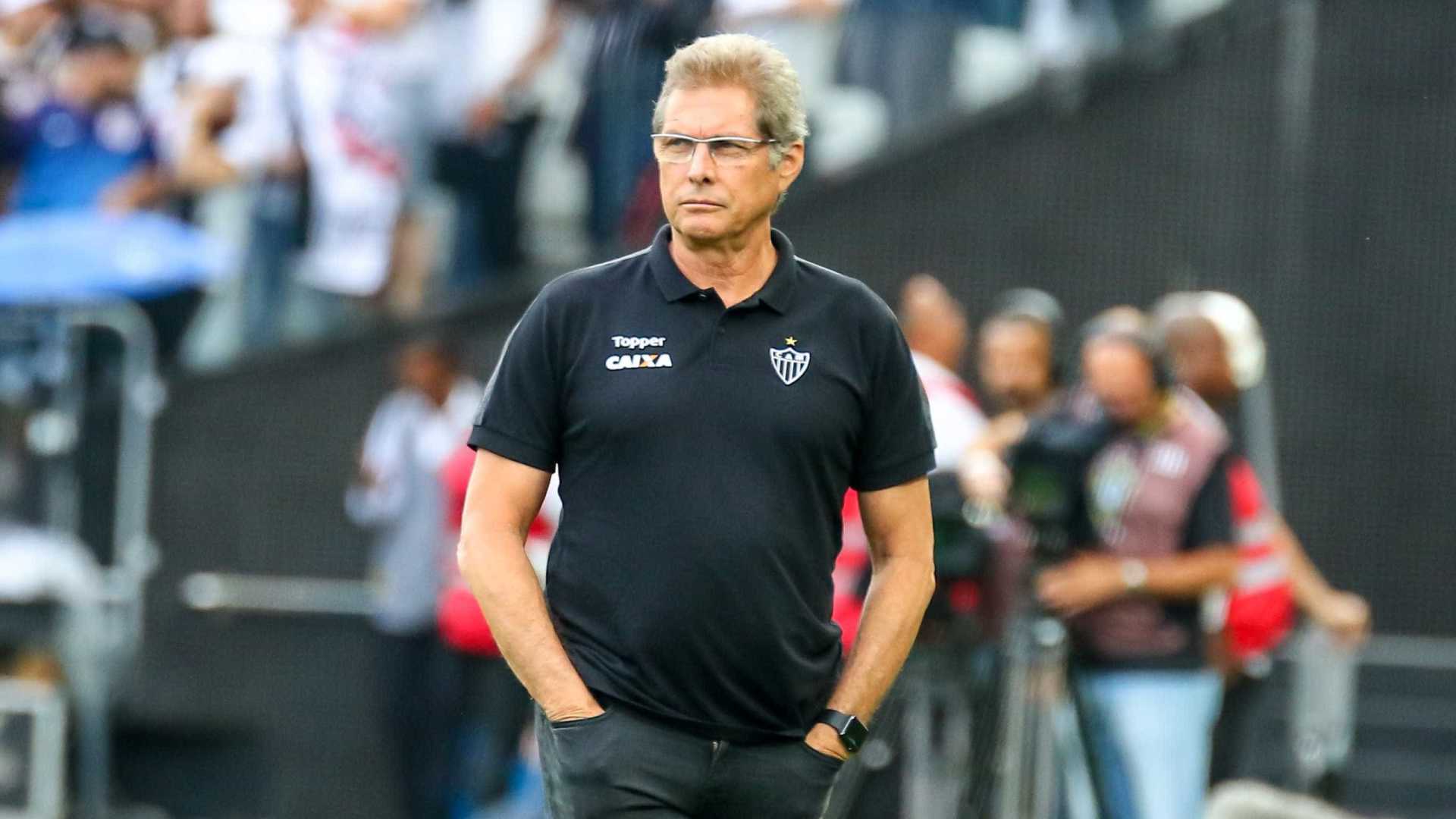 Atlético-MG demite Oswaldo de Oliveira após briga com repórter