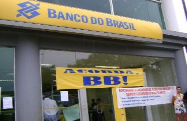 População e funcionários do Banco do Brasil fecham agência em protesto contra atendimento precário