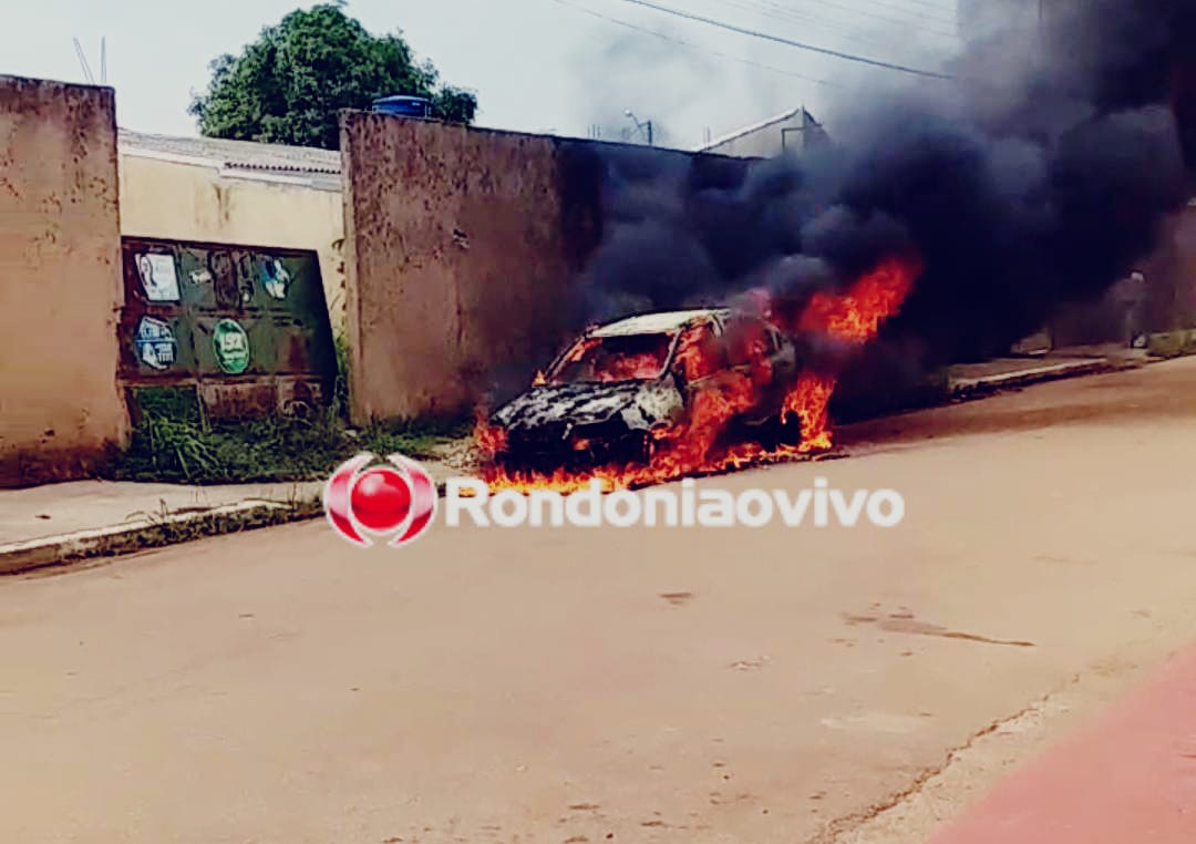 SINISTRO: Automóvel pega fogo no meio da rua e fica destruído; polícia investiga