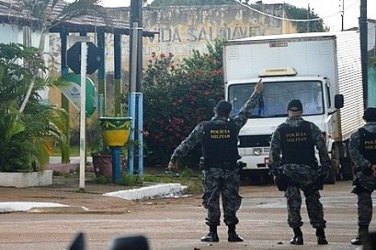 Equipe antibomba do COE detona dinamites encontradas em base policial