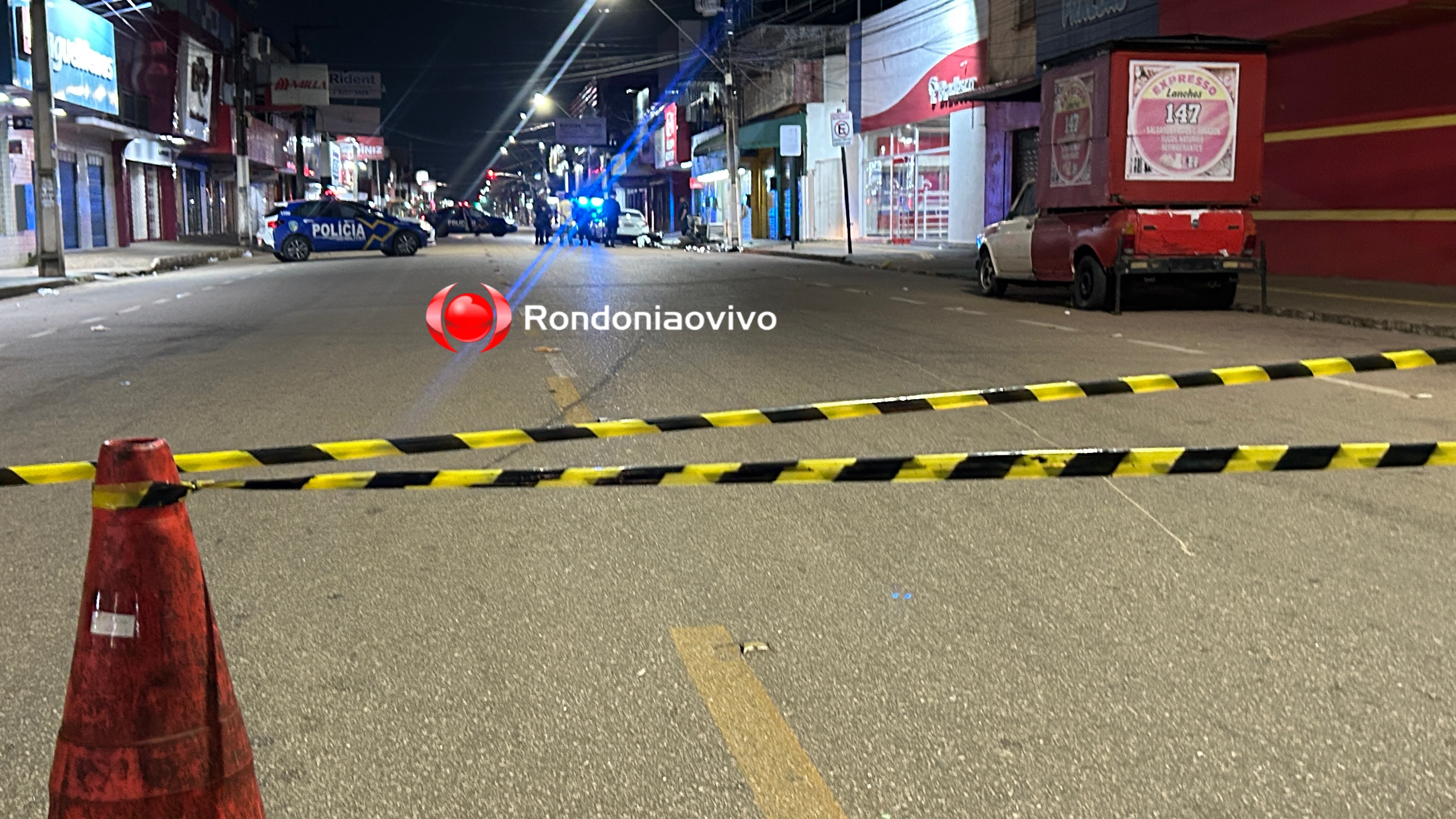 AO VIVO: Casal morre após moto arrancar lixeira em frente a banco